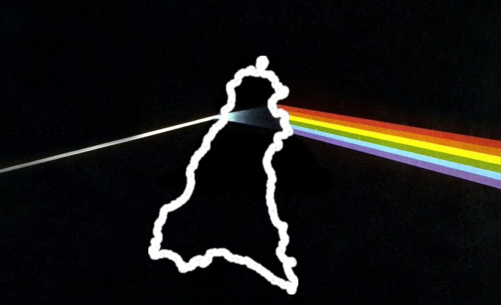 rielaborazione della copertina di Dark side of the Moon dei Pink Floyd. Il prisma colpito dal raggio di luce è sostituito da una silhouette della Sicilia con il vertice occidentale posto in alto.